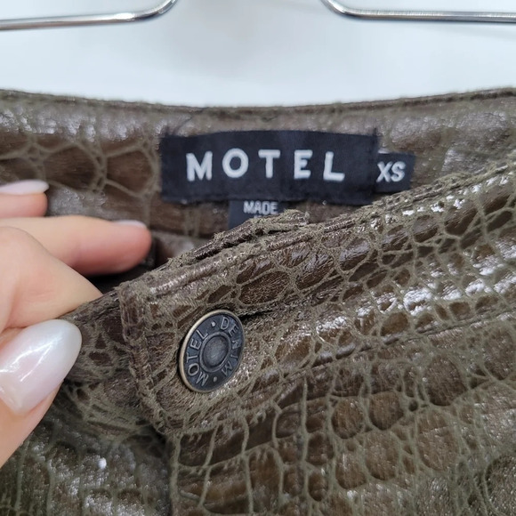 Motel ZOVEN FLARE TROUSER IN CROC PU DIRTY KHAKI Xsmall - Picture 5 of 7